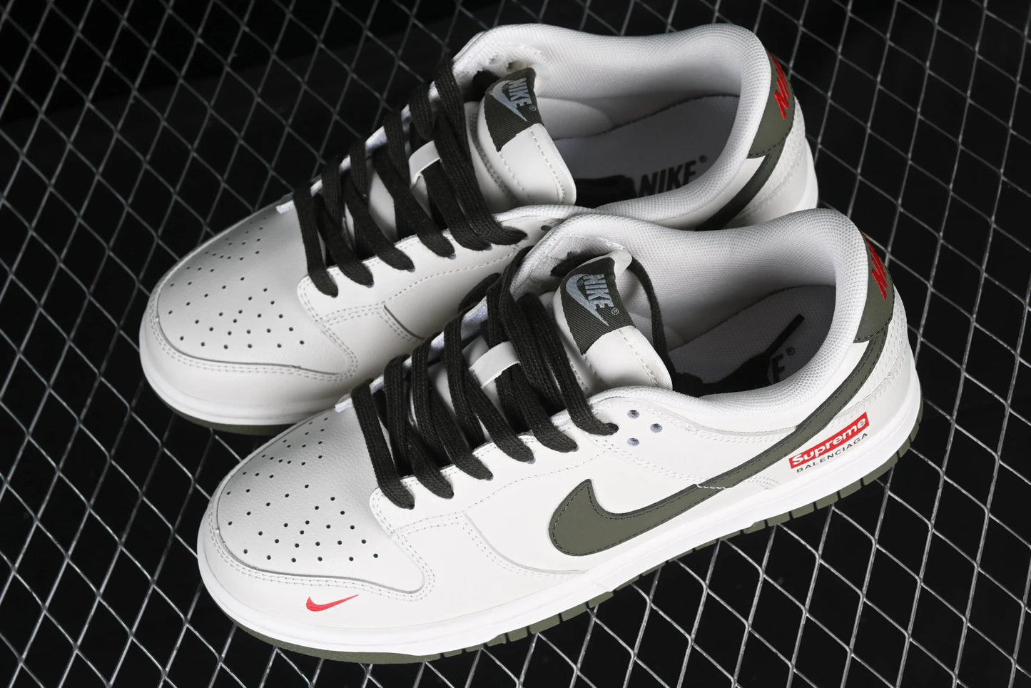 Nike SB Dunk Low Supreme