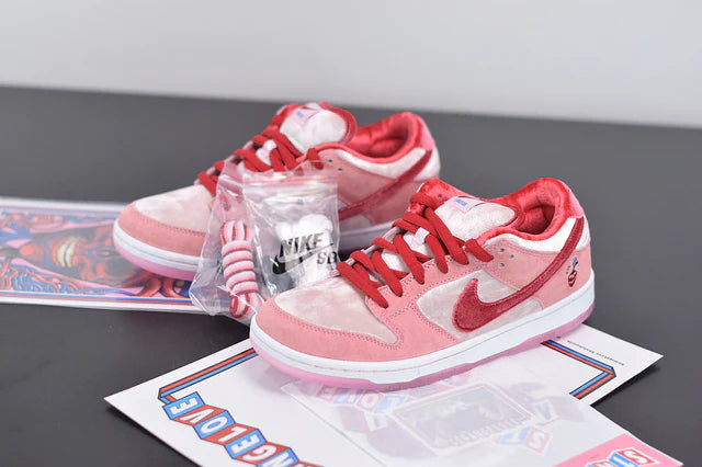 Nike SB Dunk Low Strange Love