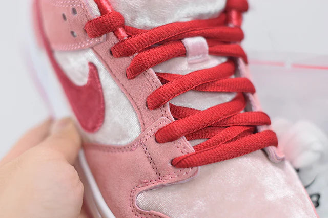Nike SB Dunk Low Strange Love