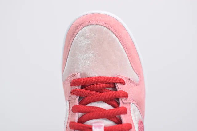 Nike SB Dunk Low Strange Love