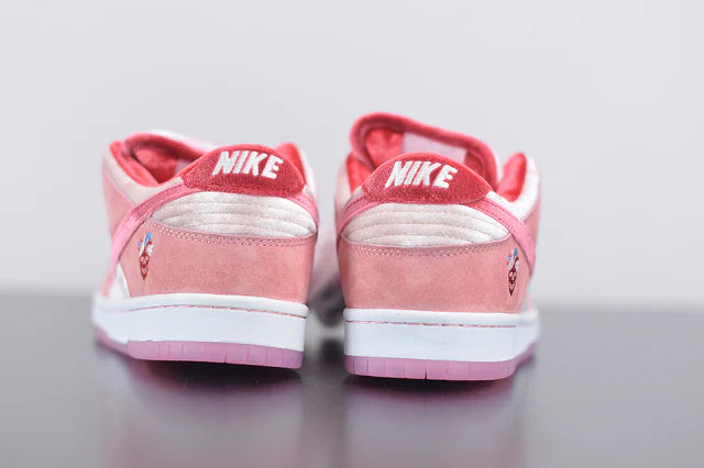 Nike SB Dunk Low Strange Love