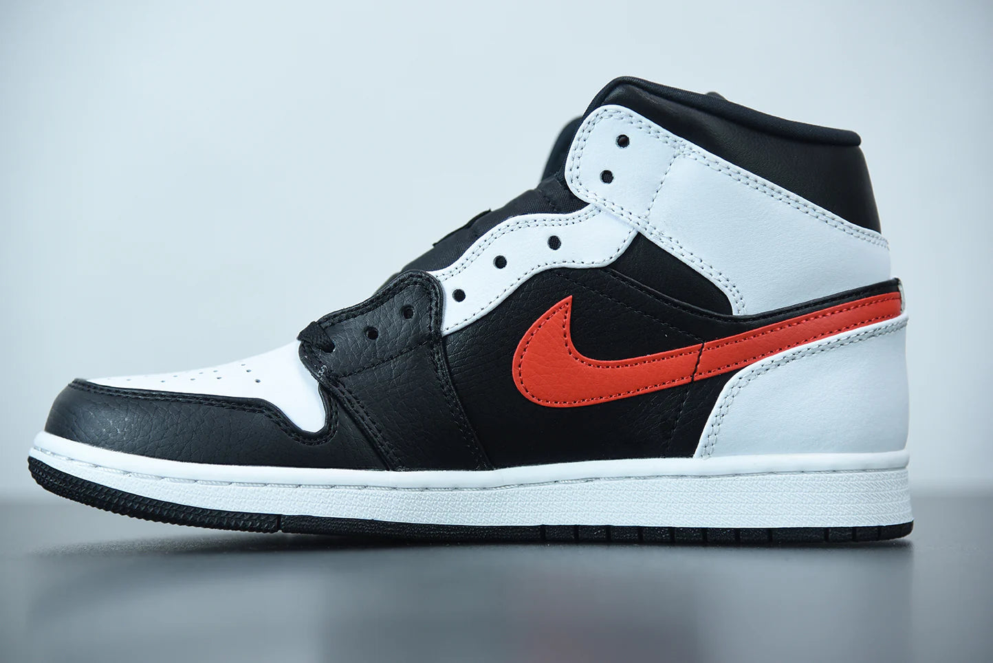 Nike Air Jordan 1 Mid “Chile Red”
