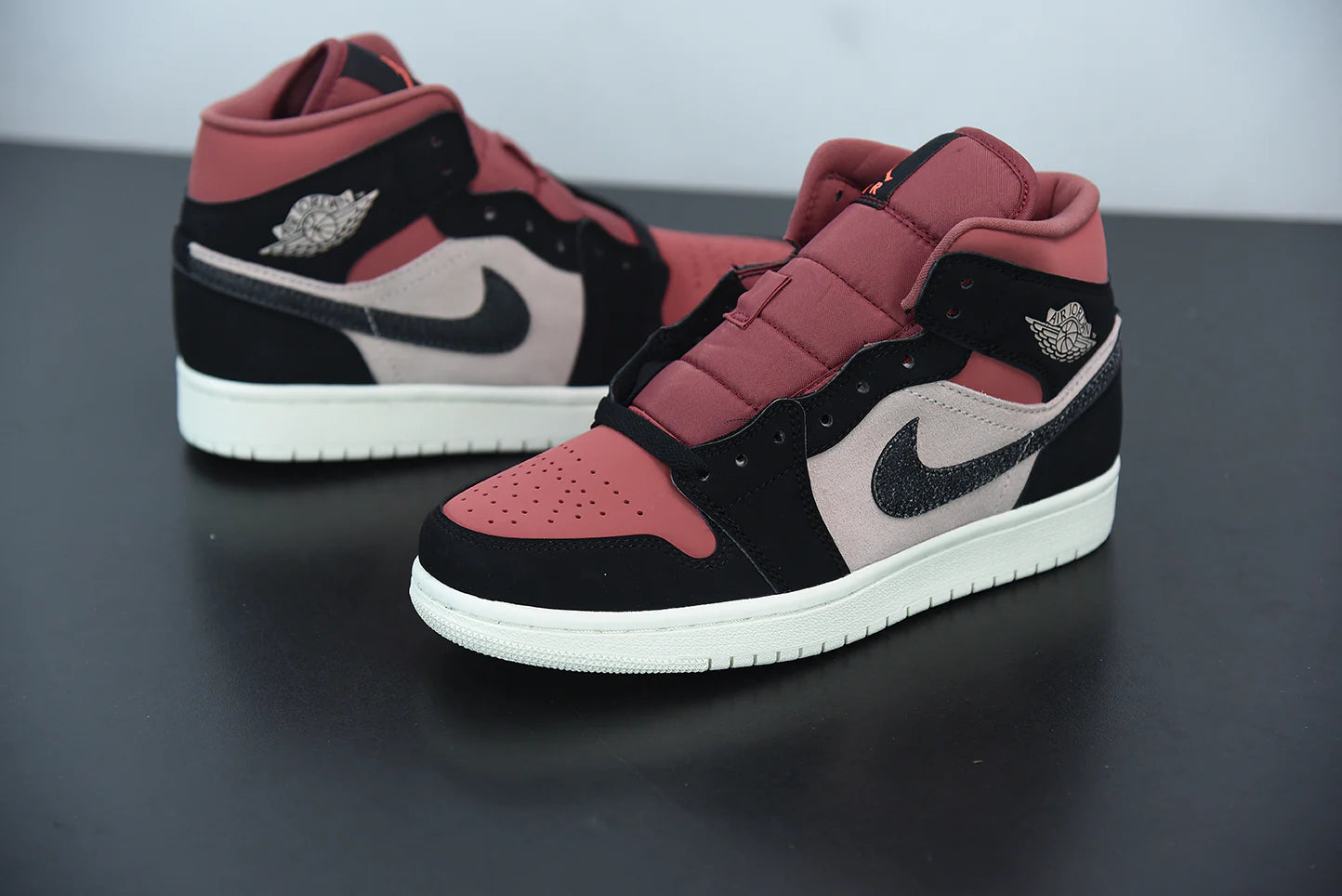 Nike Air Jordan 1 Mid “Particle Beige”