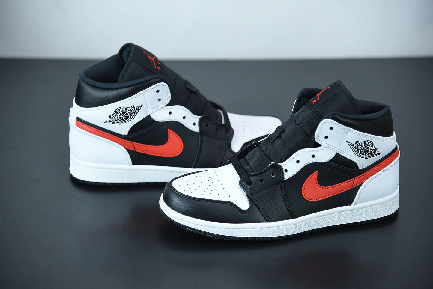 Nike Air Jordan 1 Mid “Chile Red”