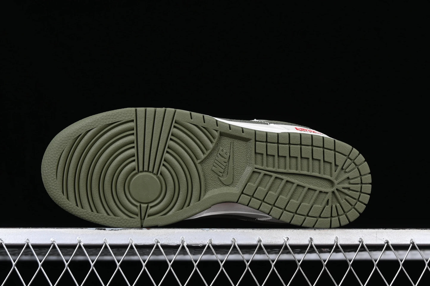 Nike SB Dunk Low Supreme