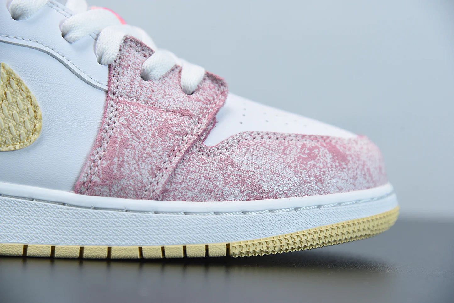 Nike Air Jordan 1 Low GS “Strawberry Ice Cream”