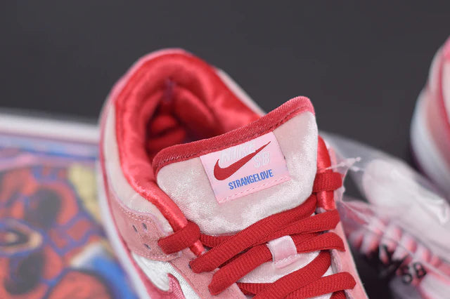 Nike SB Dunk Low Strange Love
