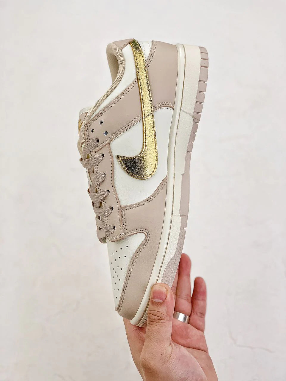 Nike Dunk Low ”Gold Swoosh”