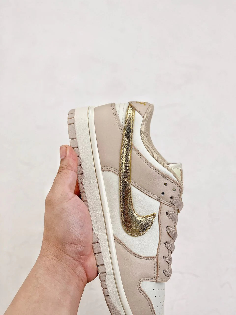 Nike Dunk Low ”Gold Swoosh”