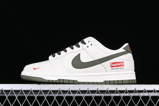 Nike SB Dunk Low Supreme