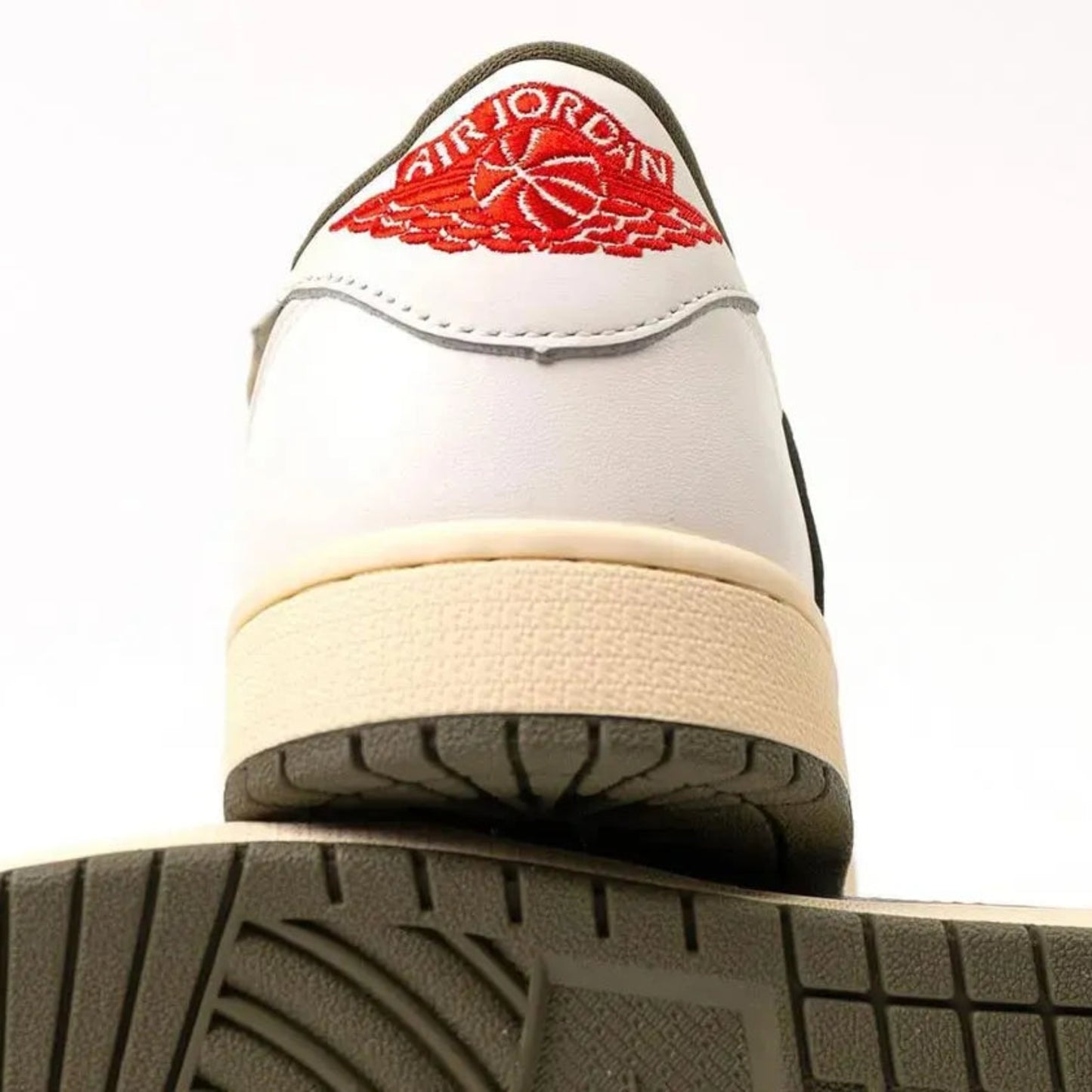 Nike Air Jordan 1 Low "Medium Olive" x Travis Scott